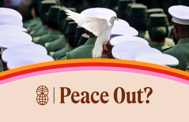 En hvit due flyr over en gruppe uniformerte personer med hvite hatter, med teksten «Peace Out?» nederst i bildet.